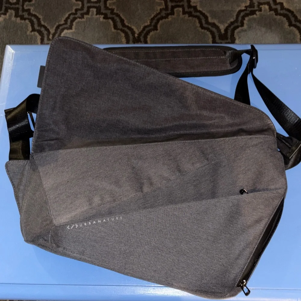 Urban Nature Gray Men's Crossbody Bag with magnetic closure.